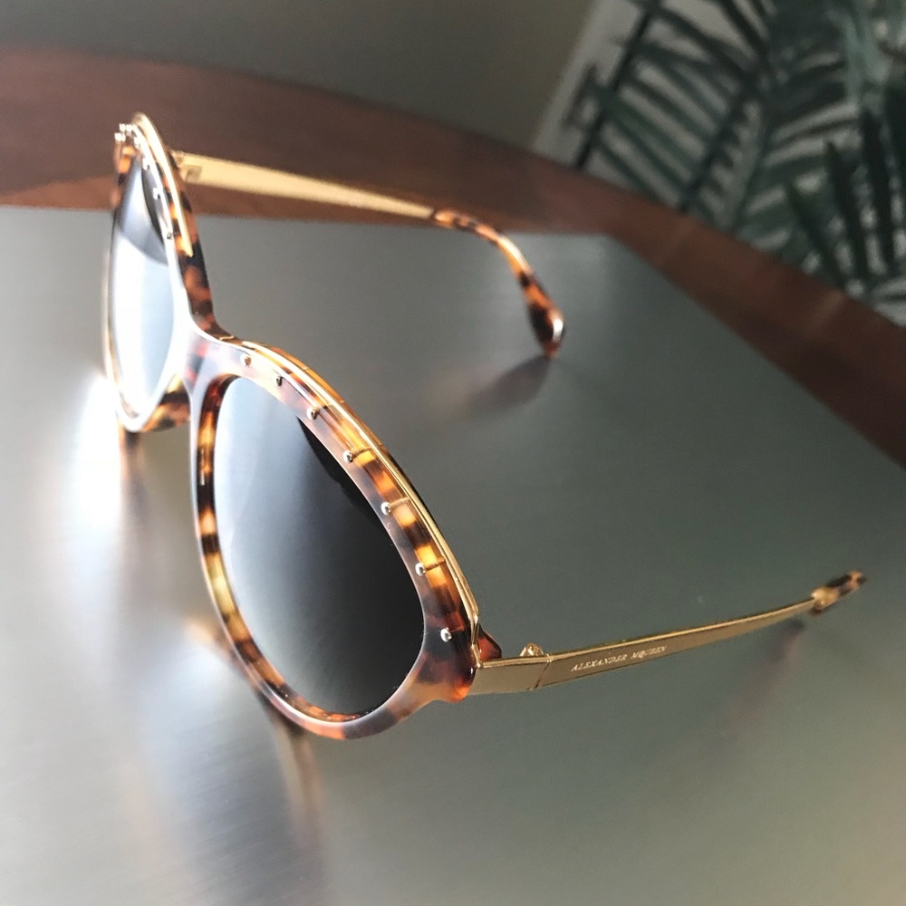Alexander McQueen Sunglass - Picture 7 of 8